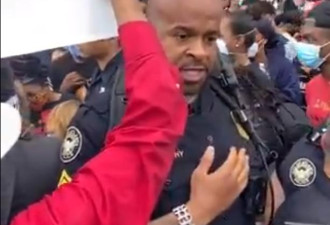美黑人警察临阵“倒戈”：我让那些警察都闭嘴
