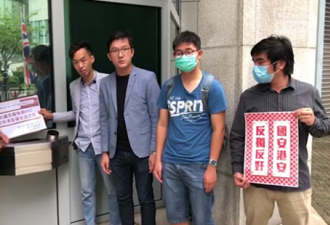 香港市民到英驻港领馆抗议，当场撕毁BNO护照