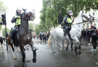 英国伦敦爆发警民冲突 骑警驱散人群
