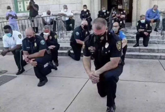 美国警察集体向示威者“屈膝致敬”？