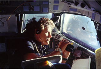美国首位漫步太空女性 现潜入海底最深处