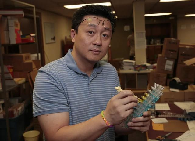 华裔工程师发明的廉价玩具上了谷歌热搜第一，它还藏着量子世界的秘密