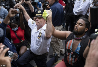 美国高级警官下跪：我的手下不是种族主义者