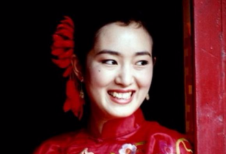 55岁巩俐法国逛街被拍 竟比72岁外国老公显老!