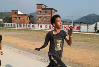 13岁中国独臂少年上美国热搜 圈粉无数