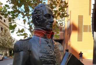 澳大利亚也开始，殖民时代一州长雕塑被泼油漆