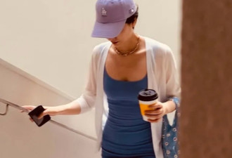 李亚鹏开豪车载李嫣兜风，女友穿紧身裙看展