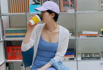 李亚鹏开豪车载李嫣兜风，女友穿紧身裙看展