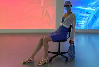 李亚鹏开豪车载李嫣兜风，女友穿紧身裙看展