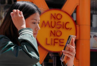 日本首创条例：禁止边走边玩手机