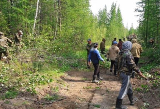 俄罗斯10岁男孩在熊出没的森林中迷路