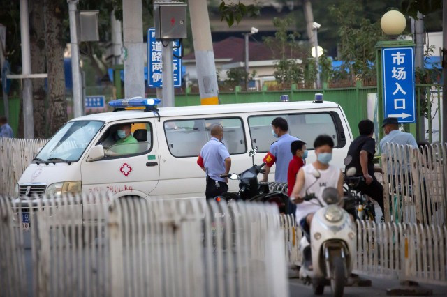 2020年6月12日星期五，一辆医疗车辆驶离北京一处牛肉和羊肉市场的入口，该市场因一名被检测出COVID-19阳性的人而被当局关�。（AP）