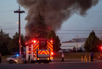北约克工业建筑发生大火 现场发现易燃汽油罐