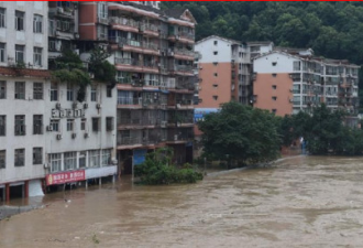 暴雨预警持续 中国南方多地降雨量破纪录