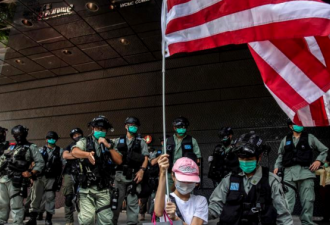 领事馆外挥舞美国国旗 女子被港警截查