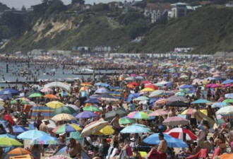 英国海滩遭50万民众挤爆 官方吓到发警告