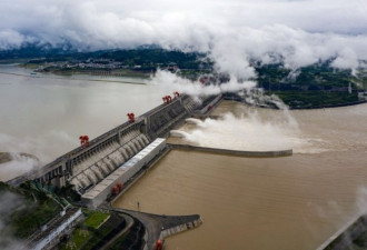 三峡大坝水位超高泄洪 现场图片曝光