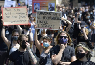 德国柏林千余民众戴口罩游行示威 抗议种族歧视