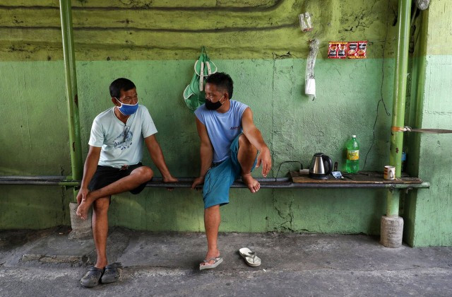 菲律宾新冠肺炎疫情：图为菲律宾奎松城公共交通司机在总部的茶水�闲聊。（AP）