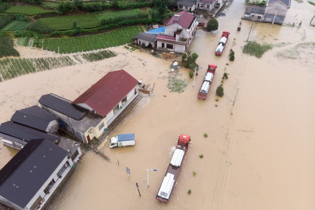 7月6日，湖南北部山区的常德市石门县出现强降雨天气，造成低洼地带出现内涝现象，部分农田被淹。（新华社）