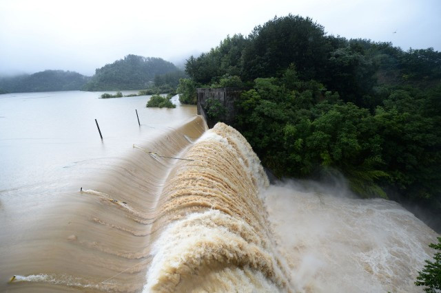 7月6日，湖南省常德市澧县太青水库溢洪道。（新华社）