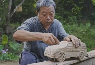中国大爷搬来一块木头，圈粉116万外国人