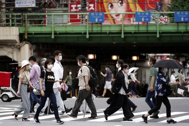 7月10日，日本东京的民众佩戴口罩出行。（AP）