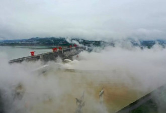 长江1号洪水逼近三峡 重庆三层楼大水穿堂