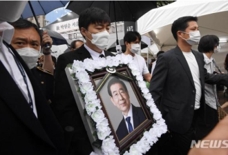 首尔市长出殡民众冒雨送别 前秘书：4年遭猥亵