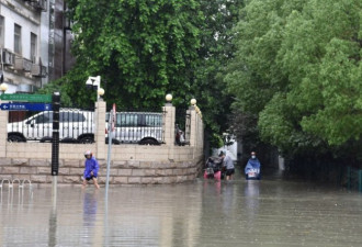 中国南方持续暴雨酿罕见洪水 多人遇难损失惨重