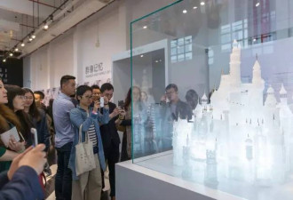 上海玻璃博物馆梦幻城堡被俩孩子破坏