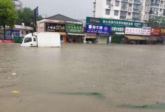 湖北宜昌遭遇强降雨，道路积水严重