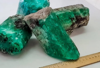 俄罗斯发现4.8公斤巨大绿宝石 总价值达4万美元