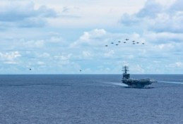 美军双航母并肩操演 画面震撼 与中国军舰互望