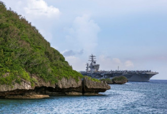 美军双航母并肩操演 画面震撼 与中国军舰互望