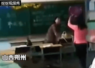不满学生只给班主任送花，一教师当众发飙