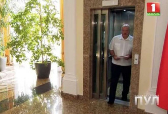 白俄总统接受采访时没穿鞋:尊重清洁人员