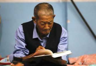 81岁低保老人洪灾中坚持读书，暖心后续来了