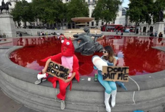 素食者们把伦敦喷泉染成一滩“鲜血”