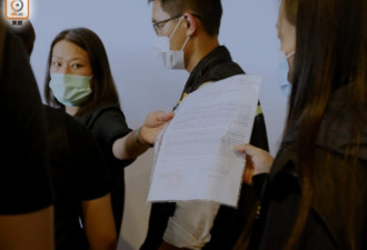 港警持搜查令调查香港理工 遭学生会成员阻拦
