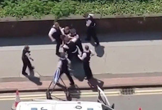 8名英国白人警察围殴一黑人男子