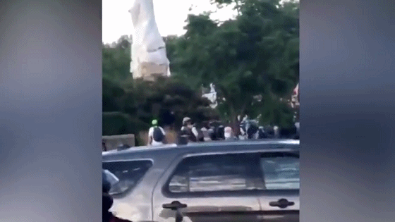 黑人少女组织大家推倒雕像，门牙被警察打飞