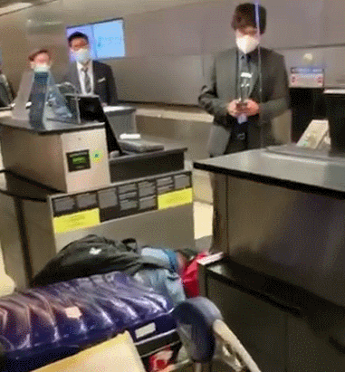中国夫妻机场下跪求回国：放我们上飞机吧