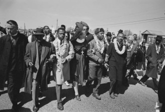 80岁黑人民权英雄去世，全美下半旗致哀