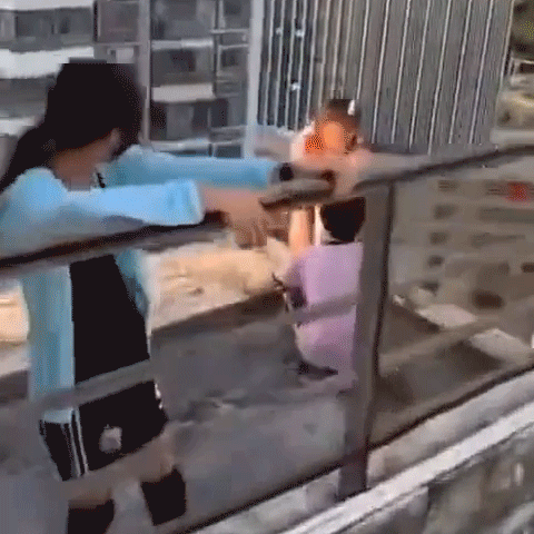 小女孩玩“死亡游戏”上热榜 评论让人脊背发凉