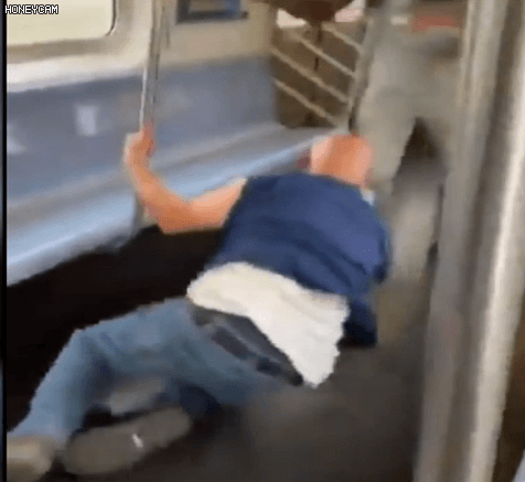 场面暴力！黑人男子在地铁挥尖刀刺、连捅2翁