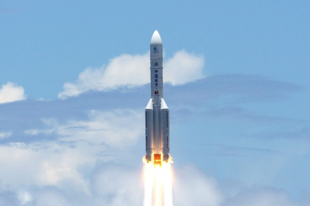 7月23日，�国首次火星探测任务“天问一号”探测器发射升空，飞行2,000多秒后，探测器成功进入预定轨道。（新华社）