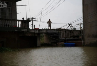 留守在洪水中的村民：防洪、防病、防小偷