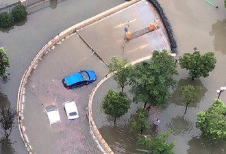 洪灾之下中国特色一幕热传：两小区互相排水