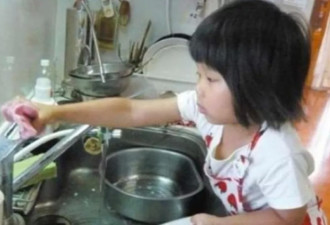 5岁小女孩洗衣做饭照顾家！网友沉默